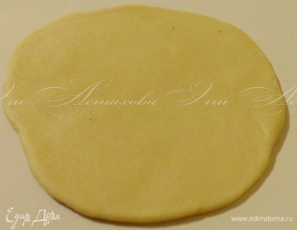 Теперь сама формовка розочек:

Раскатываю каждый шарик теста в кружок (не обязательно уж такой правильной формы, все погрешности в дальнейшем будут не заметны).