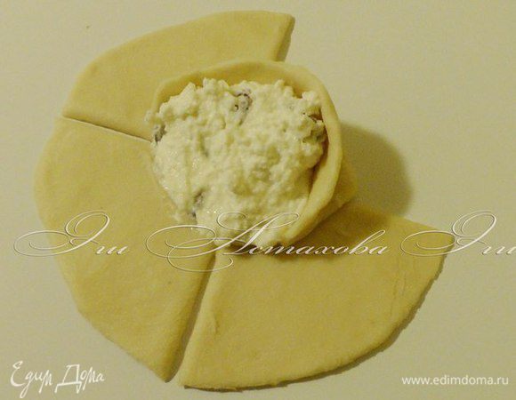 И теперь начинаю формировать розочки: беру один лепесток и обкручиваю им начинку.