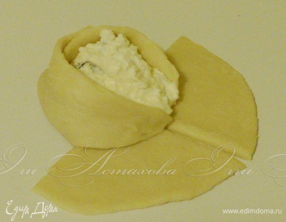 Затем беру 2 лепесток и так же обкручиваю. Можно брать лепестки через один, мне ближе первый вариант, так получается более объемнее.