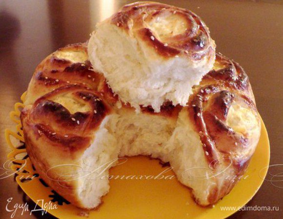 Осталось поставить в теплое место для подъема на 30-40 минут, а затем в духовку выпекать при температуре 200 градусов в течении 40 минут. Время может варьироваться в зависимости от работы вашей духовки. Вообщем, проверяйте готовность спичкой, если вышла сухая, то пирог готов.

Вот такая красота получается!!

Такой пирог хочется кушать и кушать!!! Лакомиться…ммм…. И с кофе и чаем… вкуснятина!!!