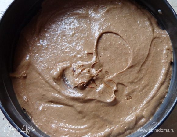 Сделать шоколадный бисквит: масло взбить с сахаром и ванильным сахаром, по одному добавить яйца, затем растопленный шоколад, миндальную муку, муку и разрыхлитель. Все тщательно перемешать и выложить в форму Д-22 см. Печь минут 25-30 при 180*. Хорошенько охладить бисквит и разрезать на 3 пласта.