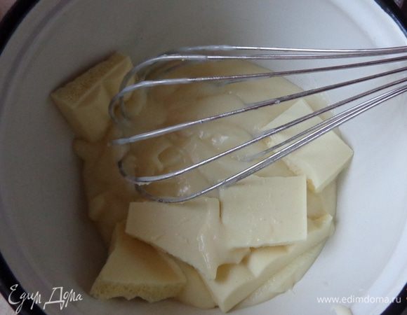 Приготовить заварной крем-основу. Молоко нагреть, отдельно взбить венчиком яйцо с сахаром, добавить муку, немного молока и тонкой струйкой влить эту массу в горячее молоко. Все время помешивая довести до загустения. Разделить крем на три части и пока он горячий, добавить в каждую часть свой сорт шоколада: белый, темный и молочный. 