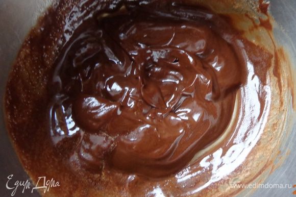 Тем временем заняться мастикой. Из ММ мастики (см. http://www.edimdoma.ru/retsepty/56351-mastika) слепить овощи и лапшу для супа. Из мастики шоколадной будет сделана кастрюлька. В интернете увидела ЗАМЕЧАТЕЛЬНЫЙ рецепт шоколадной мастики, которым спешу поделиться с вами: 100 г черного шоколада растопить на водяной бане с 2 ст.л. меда. Охладить, добавить немного крахмала и творить! N.B.:Эта мастика хороша для покрытия поверхностей, но не для лепки.