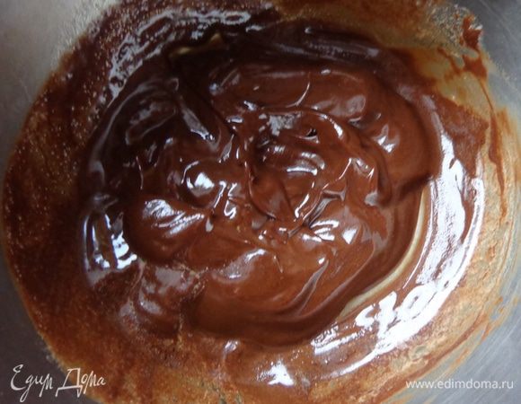 Тем временем заняться мастикой. Из ММ мастики (см. http://www.edimdoma.ru/retsepty/56351-mastika) слепить овощи и лапшу для супа. Из мастики шоколадной будет сделана кастрюлька.
 В интернете увидела ЗАМЕЧАТЕЛЬНЫЙ рецепт шоколадной мастики, которым спешу поделиться с вами: 100 г черного шоколада растопить на водяной бане с 2 ст.л. меда. Охладить, добавить немного крахмала и творить!
 N.B.:Эта мастика хороша для покрытия поверхностей, но не для лепки.