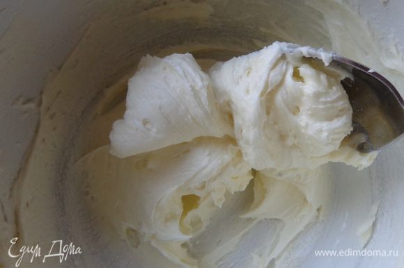 Сделать масляный крем, растерев хорошенько масло с сахарной пудрой.