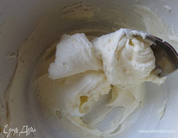 Сделать масляный крем, растерев хорошенько масло с сахарной пудрой. 