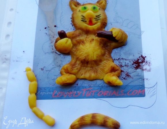 Пока торт охлаждается, из марципана слепить нашего кота-обжору. Т.к. марципан был очень светлый, пришлось немного подкрасить котейку сухим какао-порошком, пищевыми фломастерами и кисточкой.
