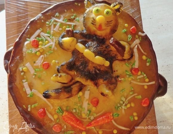 Залить остывшим желе поверхность торта, разложить по поверхности "овощи", уложить кота и дать ему застыть в холодильнике или на балконе.