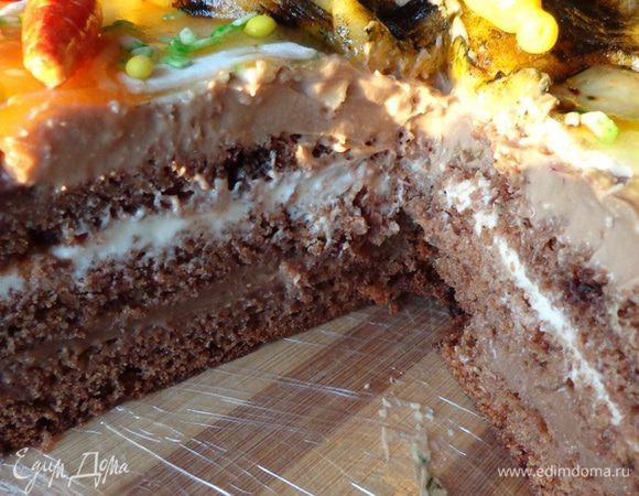 Звать всех желающих к столу и угощать! Мои молодцы, закормленные в последнее время расписным печеньем, терпеть долго не могли, поэтому тортик охладился не очень хорошо - это видно по верхнему слою крема. Но им такие мелочи были нипочем и торт был благополучно съеден под их довольное мурчание.
 