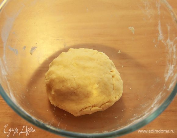 Смешать ингредиенты для теста. Получившееся тесто положить в плёнку на 20 минут, чтобы не заветрилось, пока готовим начинку.
