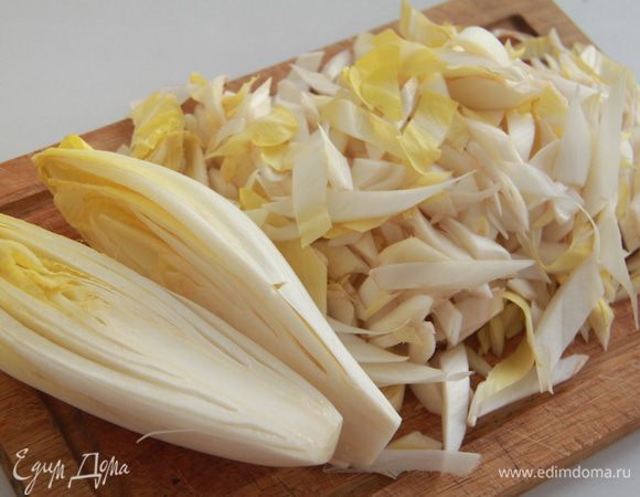 Начинка. Кочанчики цикория разрезать пополам, вырезать горький конус, салат порубить.