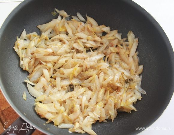 Потушить цикорий в сливочном масле минут 8-10. Слегка посолить-поперчить. Убрать из сковороды.