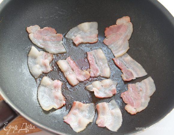 В этой же сковороде слегка обжарить бекон. Убрать.