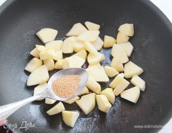 Яблоки очистить от кожицы и семян, нарезать небольшими ломтиками. Обжарить яблоки с сахаром.