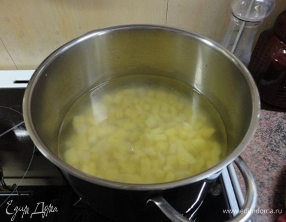 Очищенный и нарезанный кубиками картофель залить холодной водой и поставить вариться до готовности, минут 15.