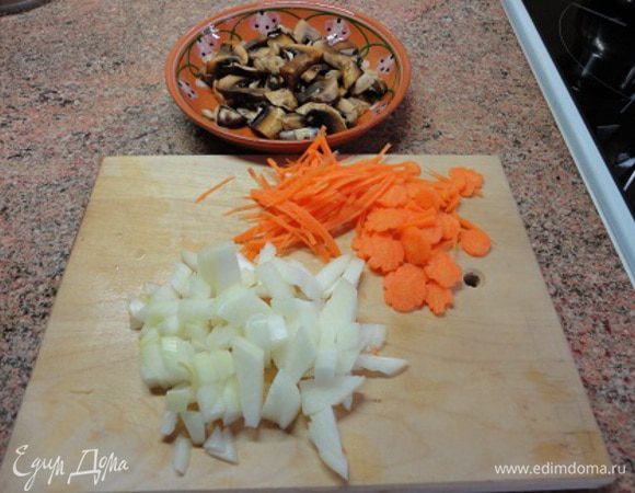 Лук и грибы нарезать кубиками, морковь нашинковать или нарезать цветочками.