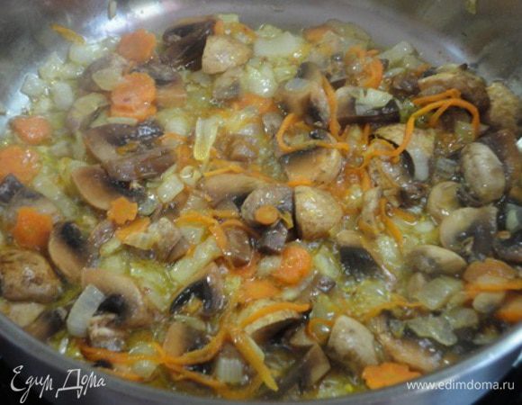 Морковь и лук обжарить в масле. Когда пассеровка зарумянится, добавить грибы, специи, быстро обжарить.