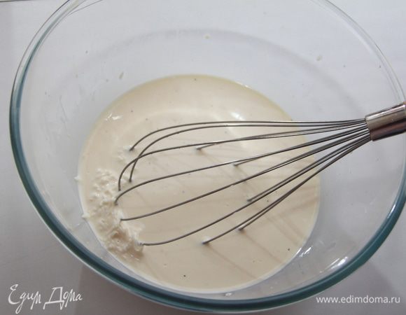 Венчиком слегка взбить молоко и сливки с яйцами, посолить-поперчить по вкусу (помните, что уже солили цикорий, и это надо учесть). Добавить мелко натёртый сыр.