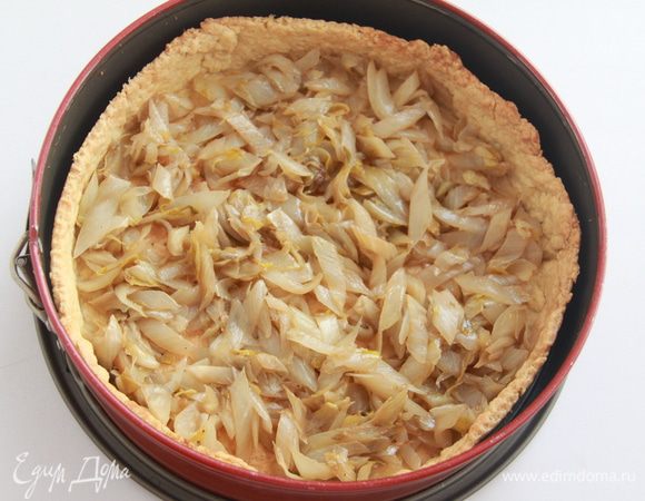 В подготовленный корж выложить цикорий, 