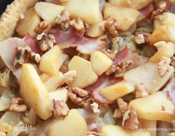 Бекон, яблоки и крупно поломанные грецкие орехи.