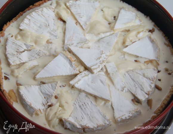 Покрыть заливкой, сверху выложить кусочки камамбера.
