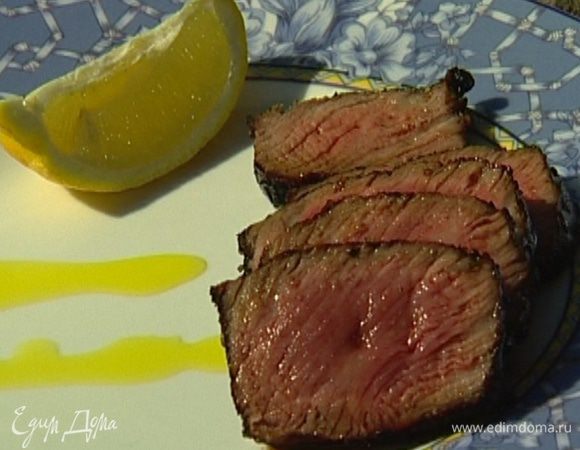 Лимон нарезать дольками.
Подавать ростбиф с лимоном.
