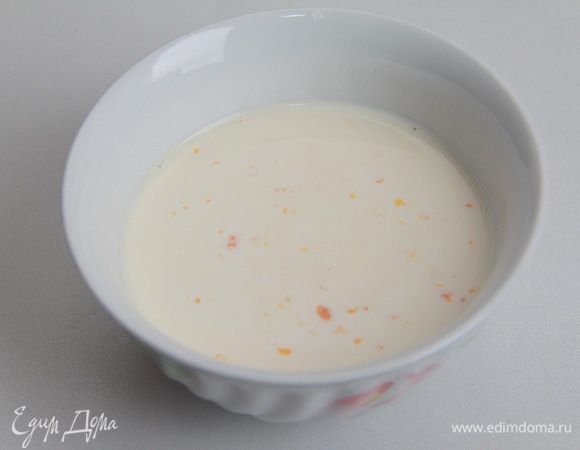Взбить вилкой яйцо со сливками, слегка посолить.