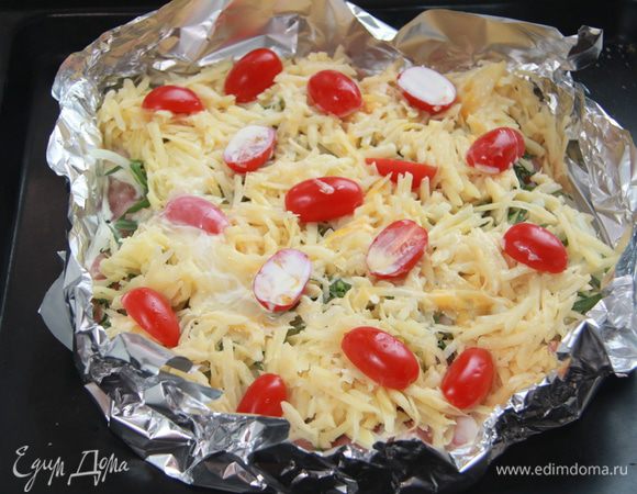 На тархуновую шубку вылить яично-сливочную смесь, посыпать тёртым сыром, выложить черри, и ещё немного сыра.