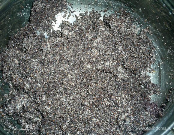 Для начинки мак залить кипятком, оставить на полчаса. Затем воду слить. Мак растереть с сахаром при помощи блендера, мельнички или любым удобным для вас способом.