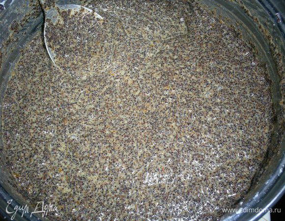 Затем добавляем абрикосовый джем и яйцо, все тщательно вымешиваем до однородности.