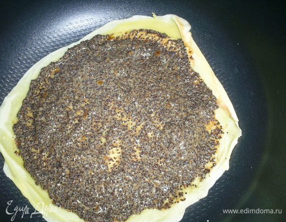 Приступаем к формированию торто-пирога. На дно формы, которая совпадает по диаметру с блинчиками, кладем блинчик, на него выкладываем неполную столовую ложку начинки и равномерно распределяем. Так продолжаем до тех пор, пока блинчики не закончатся. Последний блинчик начинкой не смазываем. Я выпекала в мультиварке на режиме Выпечка (45 минут). Если будете выпекать в духовке, то 30 минут при 180 градусах будет достаточно и дно формы обязательно застелите пергаментом.