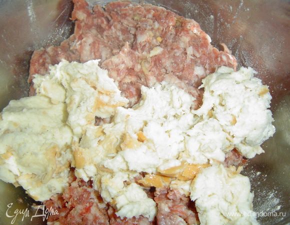 Фарш кладем в миску, добавляем, размоченный в молоке, кусочек хлеба, солим и перчим по вкусу, а затем перемешиваем до однородного состояния.
