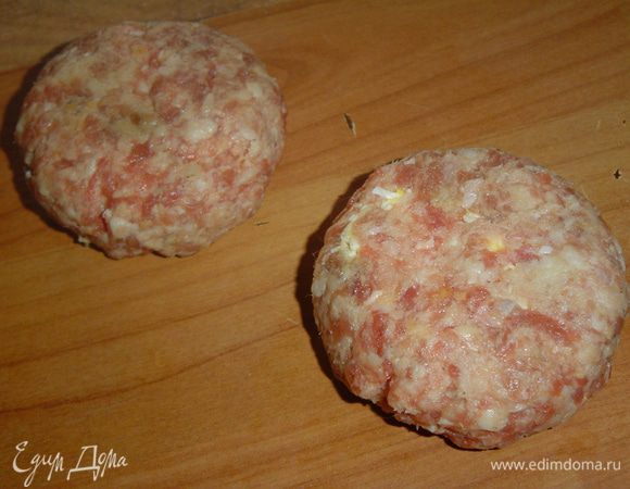 Из фарша с начинкой формируем шарик, а затем немного сплюсним его. 