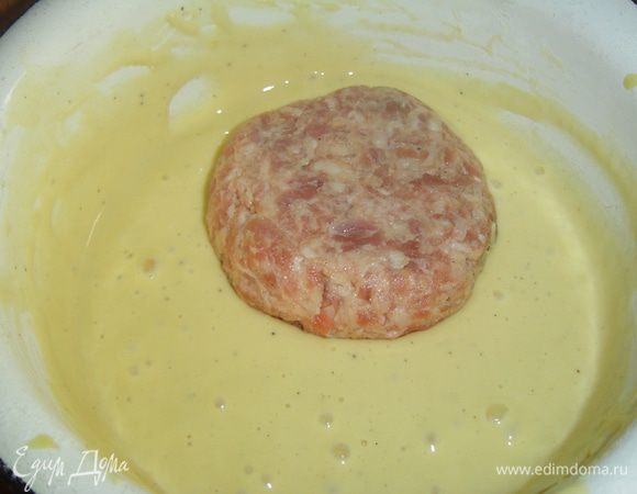 Готовим кляр, для этого взбиваем яйцо, добавляем 1/3 стакана молока, муку, соль, перец и еще раз хорошенько взбиваем. Зразы обмакиваем в кляре 