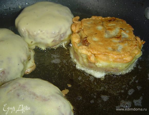 и обжариваем на растительном масле до золотистого цвета.