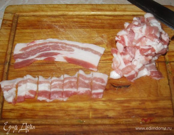 Семь ломтиков бекона я нарезал поперек на небольшие кусочки. Выложил их на сухую холодную сковородку, рядом положил веточку розмарина и раздавленную дольку чеснока и поставил на средний огонь. 