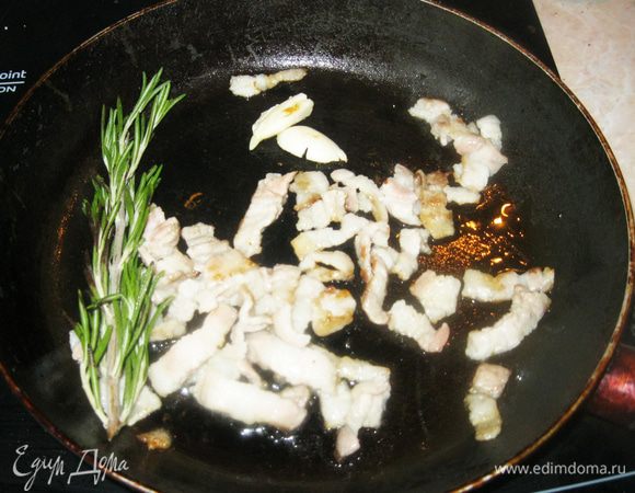 Бекон жарится быстро. Чем дольше он лежит на горячей сковородке, тем больше сала вытапливается и хрустнее становится бекон.  Если хотите помягче, достаточно минуты после того, как сковородка нагреется. Но тогда, для жарки картошки, придется добавить столовую ложку растительного масла. Я жарил три минуты. Сала вытопилось много. Смешавшись с чесноком и розмарином, оно стало наполнять кухню возбуждающим аппетит духом.