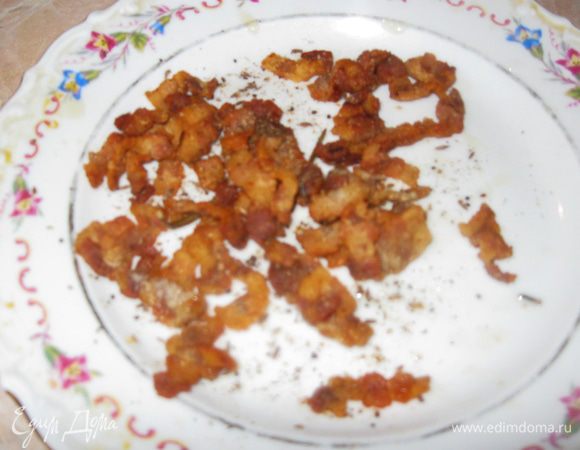 Готовый бекон выложил на тарелку и посыпал смесью длиннозерного тмина и черного перца, растолченных в ступке со щепоткой крупной соли. Чеснок и розмарин выбросил.