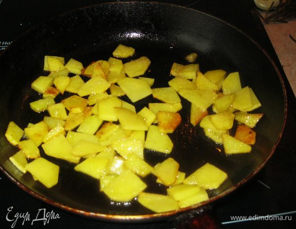  На оставшемся в сковородке сале, поджарил две картофелины. Способ нарезки и степень прожарки исключительно дело вашего вкуса. Готовую картошку снял с огня, смешал с беконом и рубленым зеленым луком и зеленью. Выложил в тарелку, а рядом положил домашний огурчик пряного посола.