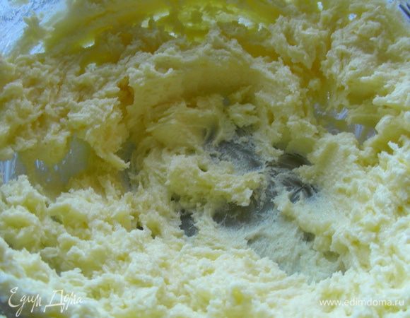 На маленькой скорости взбиваем сливочное масло до кремообразного состояния.Постепенно добавляем сахар, продолжая взбивать. Взбиваем до его растворения.  
