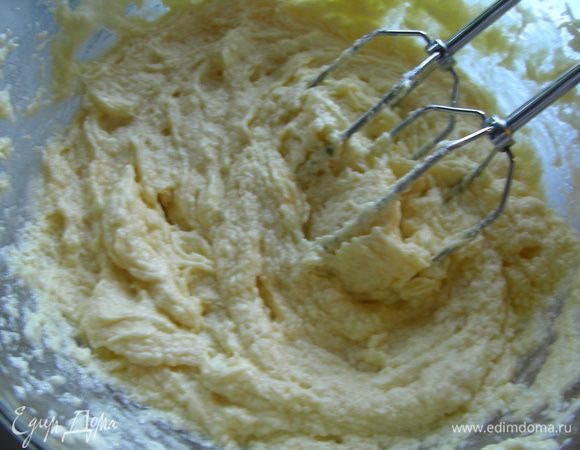 Яйца слегка взбиваем. Добавляем их и ванильный экстракт к маслу. Все взбиваем на низкой скорости. 