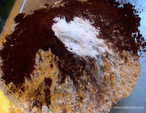 Соединяем муку, соду и какао.

