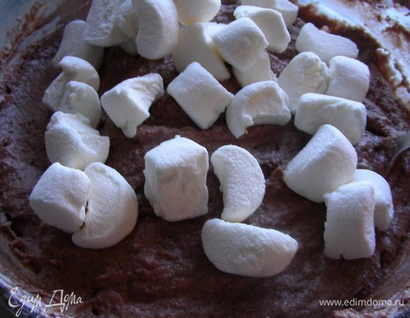 Добавляем маршмеллоу. Мини-маршмеллоу добавляем целиком, у меня были обычные и я их порезала кусочками. Перемешиваем.
