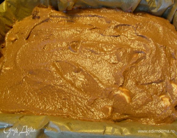 Небольшую форму смазываем маслом и присыпаем мукой (или выстилаем бумагой для выпечки). Выкладываем в нее наше тесто. Выпекаем при 180 гр минут 30-35. 
