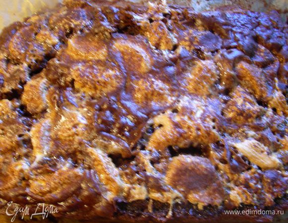 Даем пирогу немного прийти в себя и вынимаем его из формы. Остужаем 10 минут. Внутри он получается влажный, а наверху у него образуется корочка из маршмеллоу (ириску или карамель напоминает).
