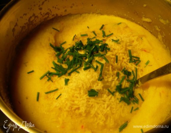 Добавляем в нее пармезан, розмарин (половину), шнитт-лук, сливочное масло. Солим, перчим по вкусу. У автора еще был чеснок, но я не стала добавлять (мне его в грибах хватило). Все перемешиваем. 
