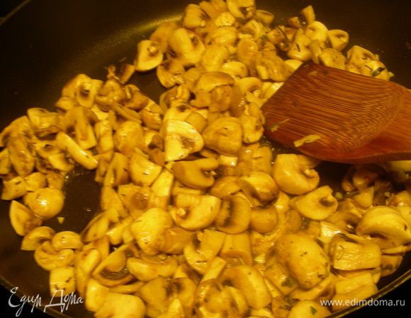 Грибы режем кубиками и обжариваем на оливковом масле минут 5-6, добавив измельченный чеснок, половину розмарина, а также измельченные тимьян и эстрагон (у меня все травы были в сушеном виде, поэтому добавила всего по щепотке). А также трюфелевое масло, если используете. Солим, перчим по вкусу. 
