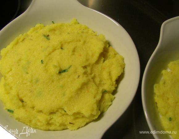 Собираем наше блюдо. В форму для запекания (удобно использовать небольшие порционные) выкладываем поленту. 
