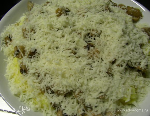 Сверху хорошо присыпаем сыром. Отправляем в духовку 200 гр минут на 7-10. Сыр должен растопиться и начать пузыриться. 
