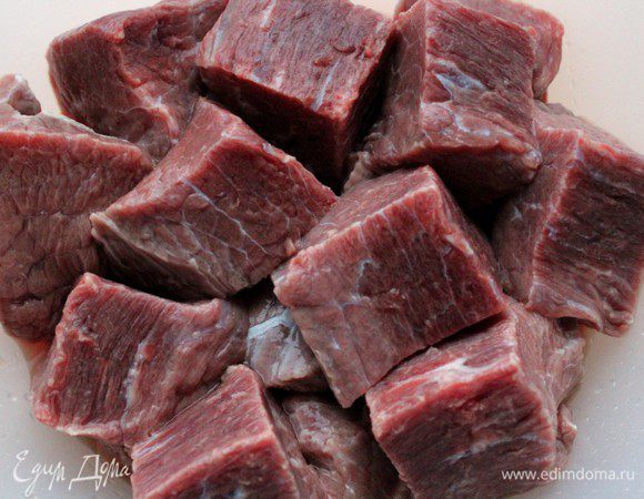 Мясо помыть, обсушить, удалить пленки и нарезать кусками примерно 3/3 см.